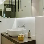 Front Maal, Private & Parking Apartman