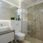Front Maal, Private & Parking Apartman