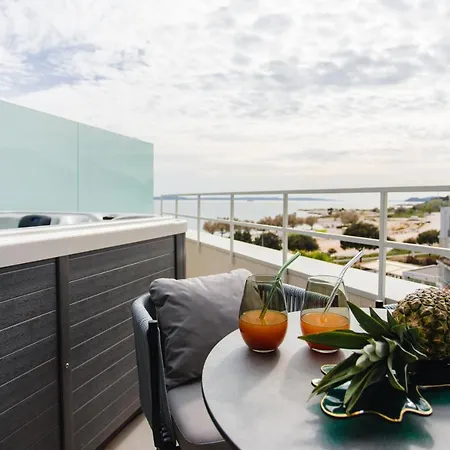 Apartment Front Maal, Private & Parking Split