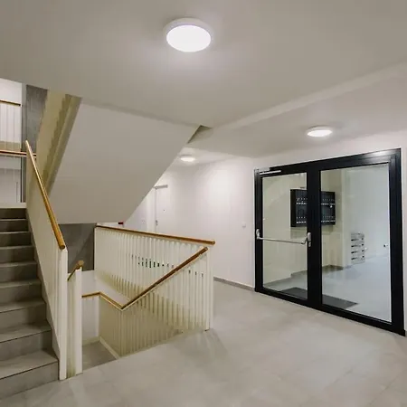 Apartment Front Maal, Private & Parking Split